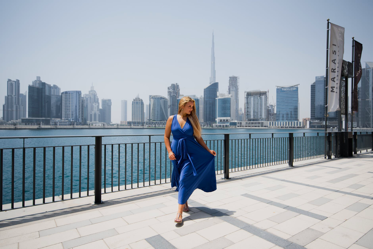 what colour shoes to wear with a navy dress