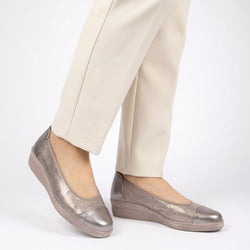 Petunia Womens Accent Low Heeled Pumps