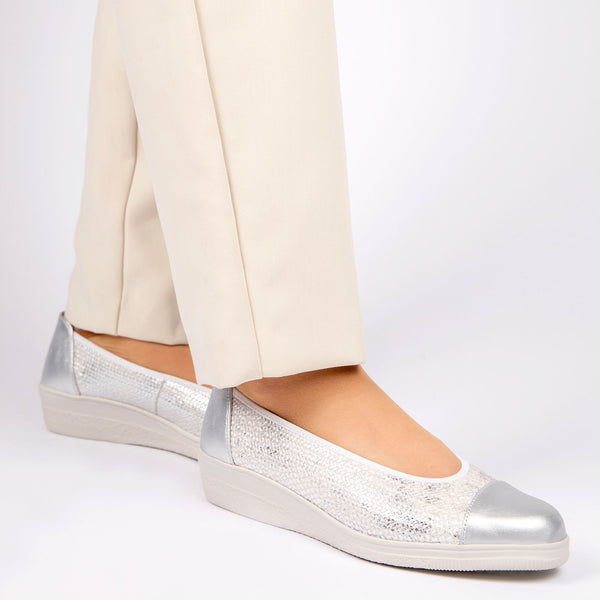 Petunia Womens Accent Low Heeled Pumps